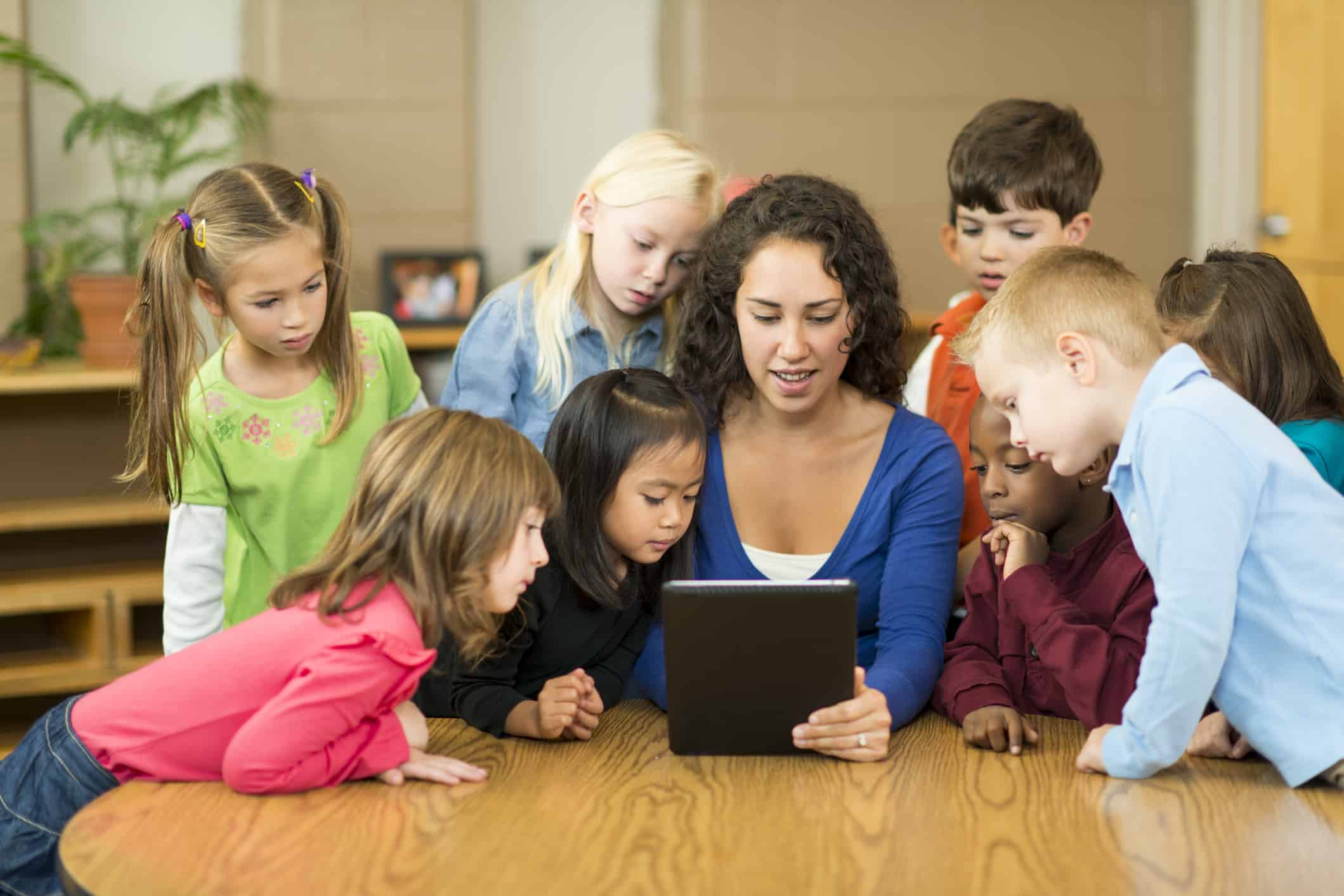 Preschool teachers. Виховання фото. Учитель и дети. Личностно-ориентированная технология фото в школе. Гуманизация воспитания фото педагогов с детьми.